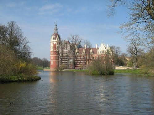 Am Schlossbrunnen Bad Muskau Buitenkant foto